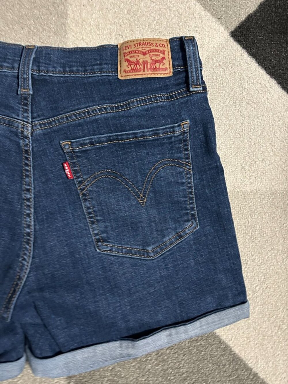 Levi's Mid Length Rolled Hem Denim Jean Shorts Women's Size 30 - Picture 5 of 9